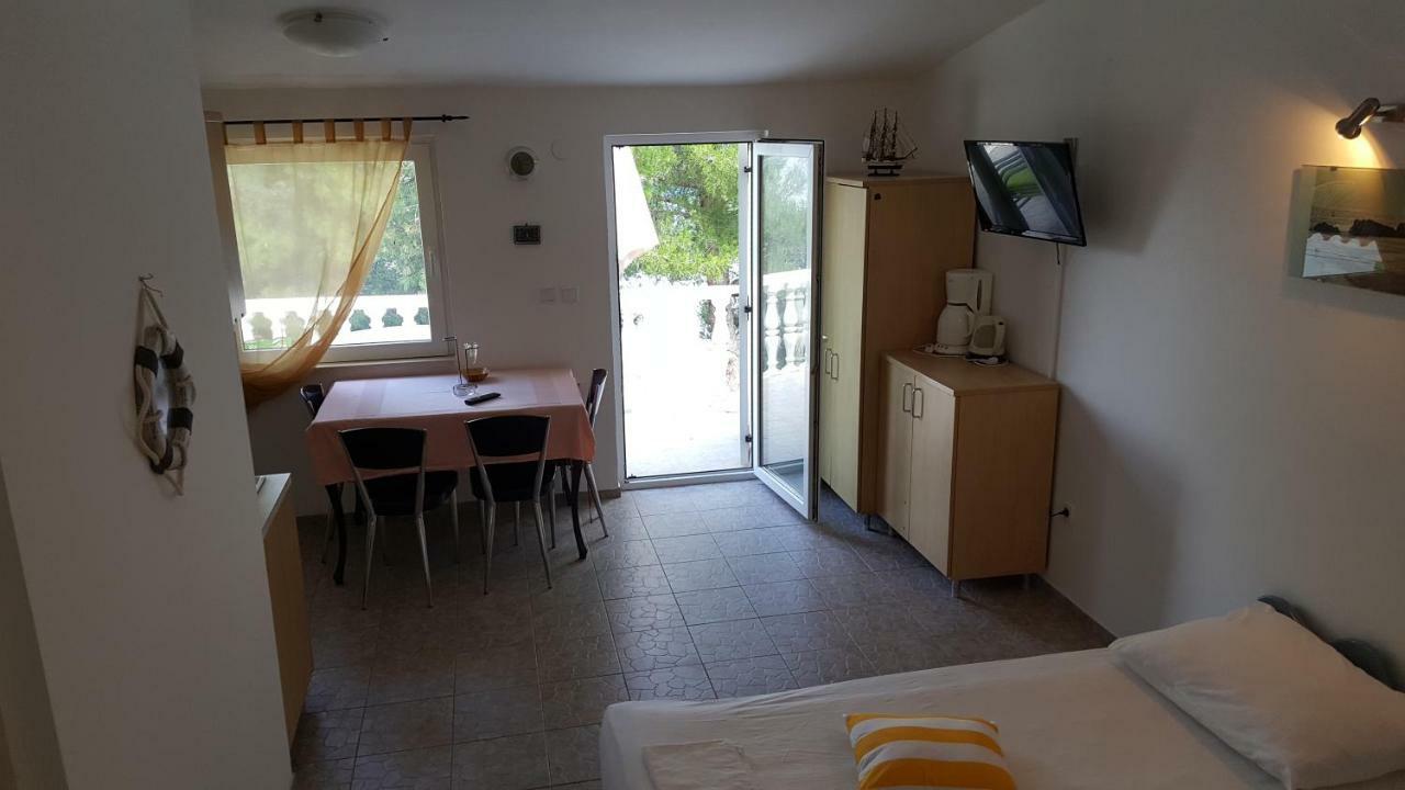 Viktor Apartment